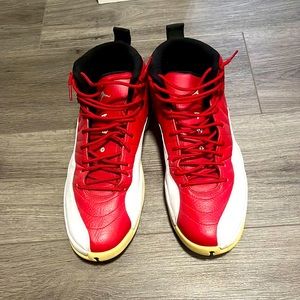 Hi everyone, I’m here selling a pair of Jordan 12s size 11.